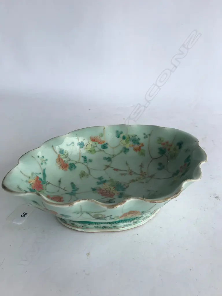 An old Chinese oval scalloped famille rose bowl Image 1++