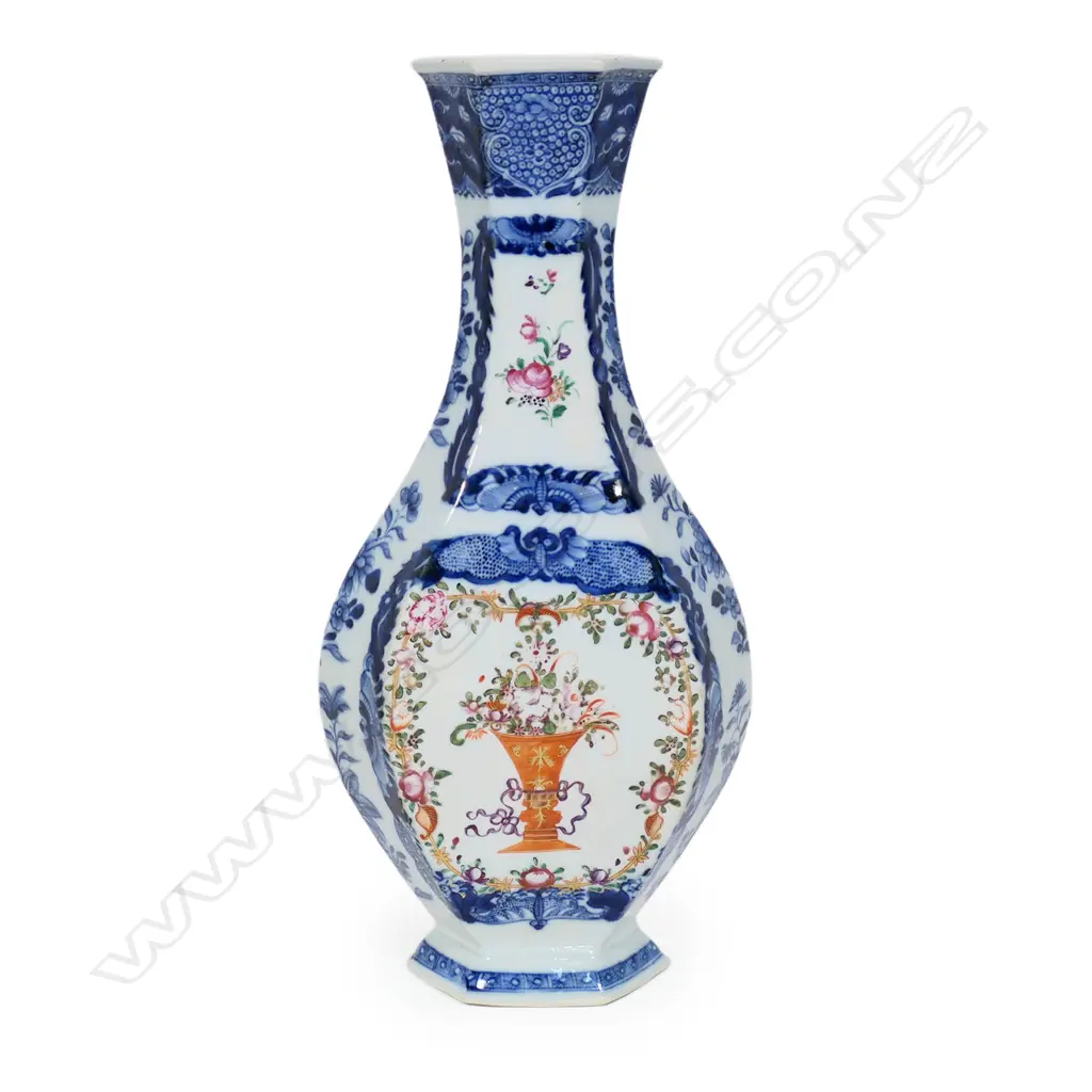 A Chinese Qing porcelain bottle vase Image 1++