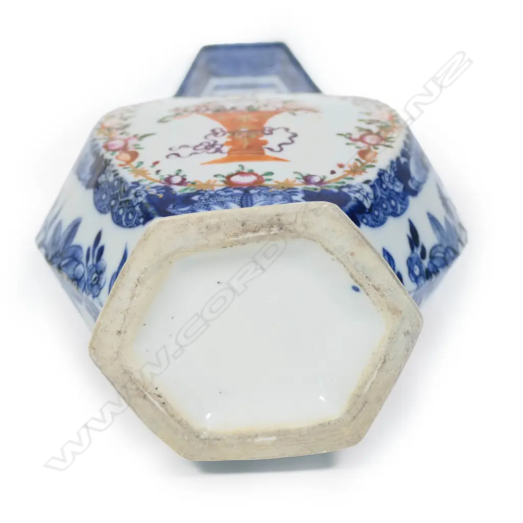 A Chinese Qing porcelain bottle vase Image 1++