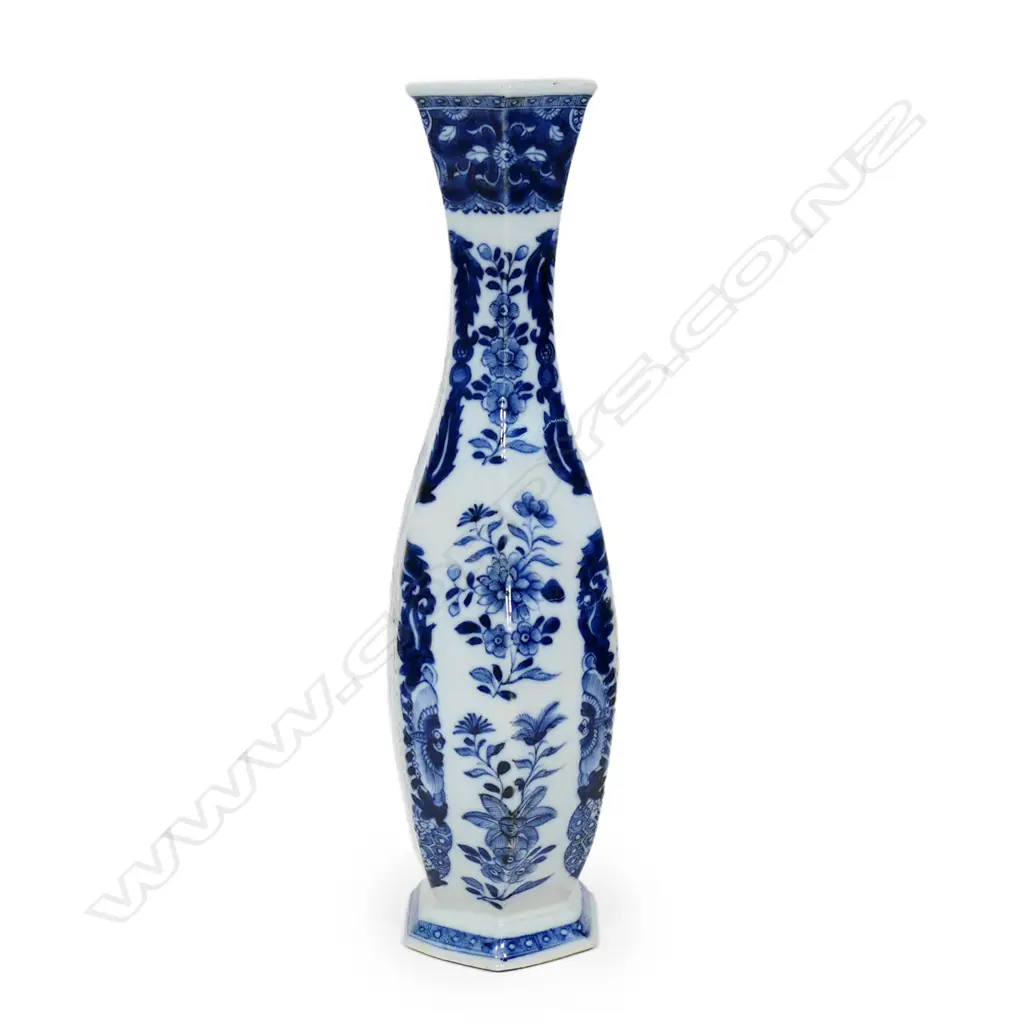 A Chinese Qing porcelain bottle vase Image 1++