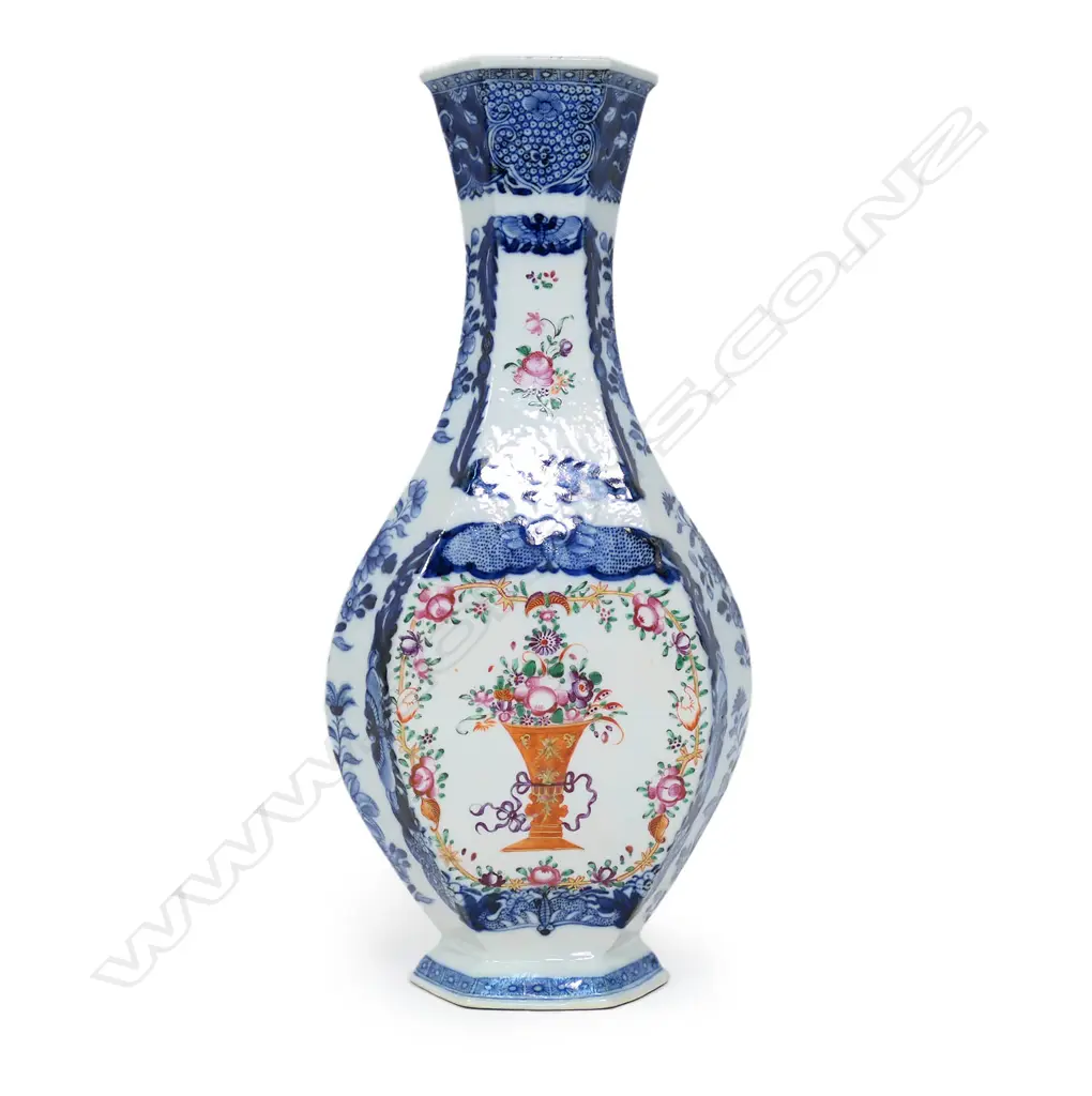 A Chinese Qing porcelain bottle vase Image 1++