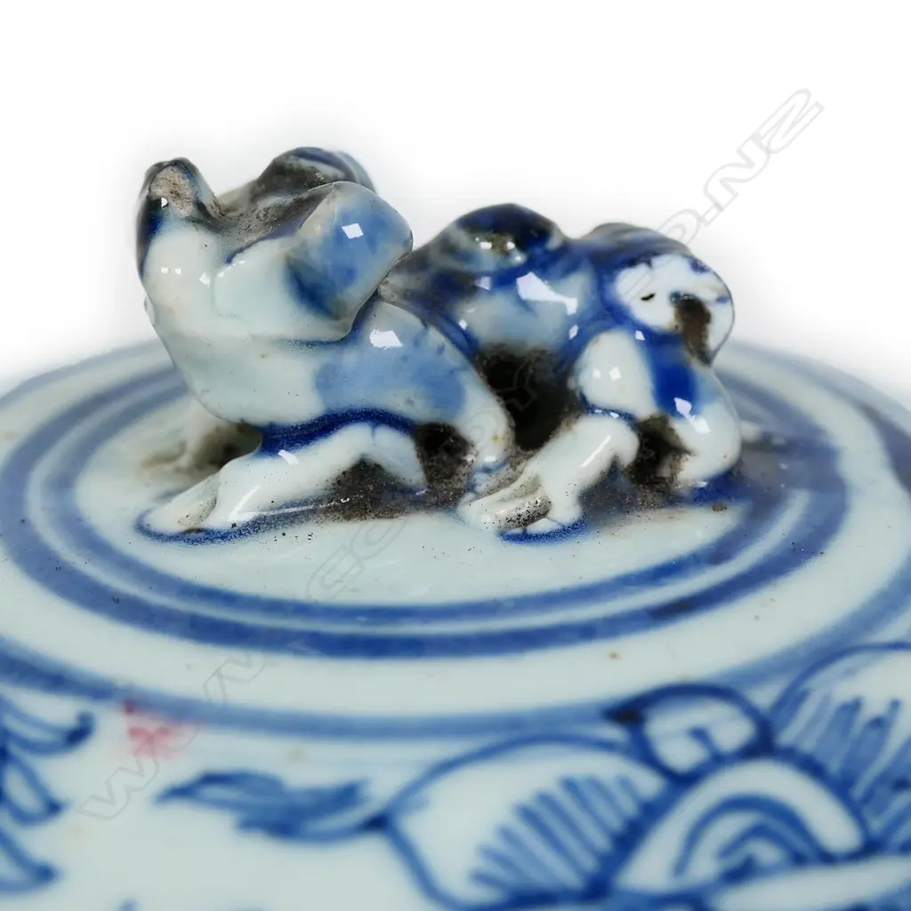 A 19thC Chinese blue and white lidded pot Image 1++
