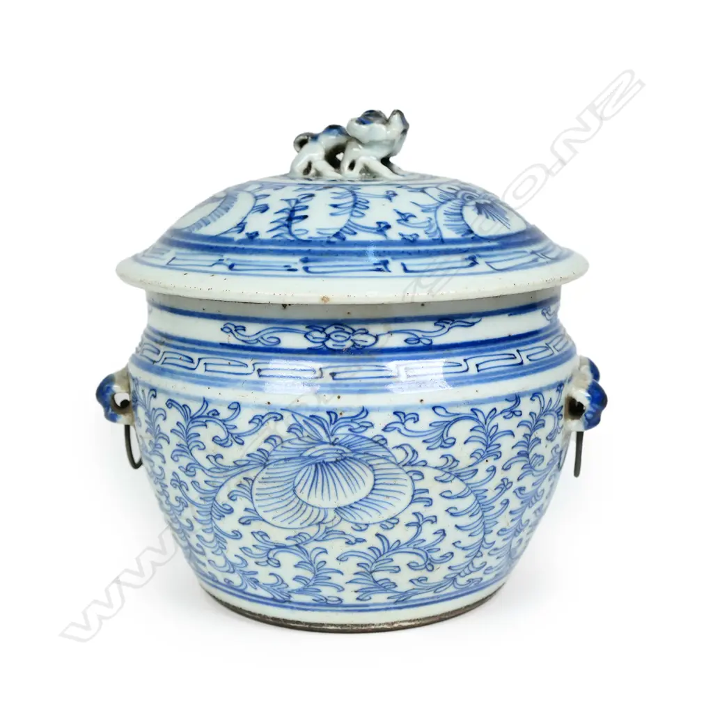 A 19thC Chinese blue and white lidded pot Image 1++