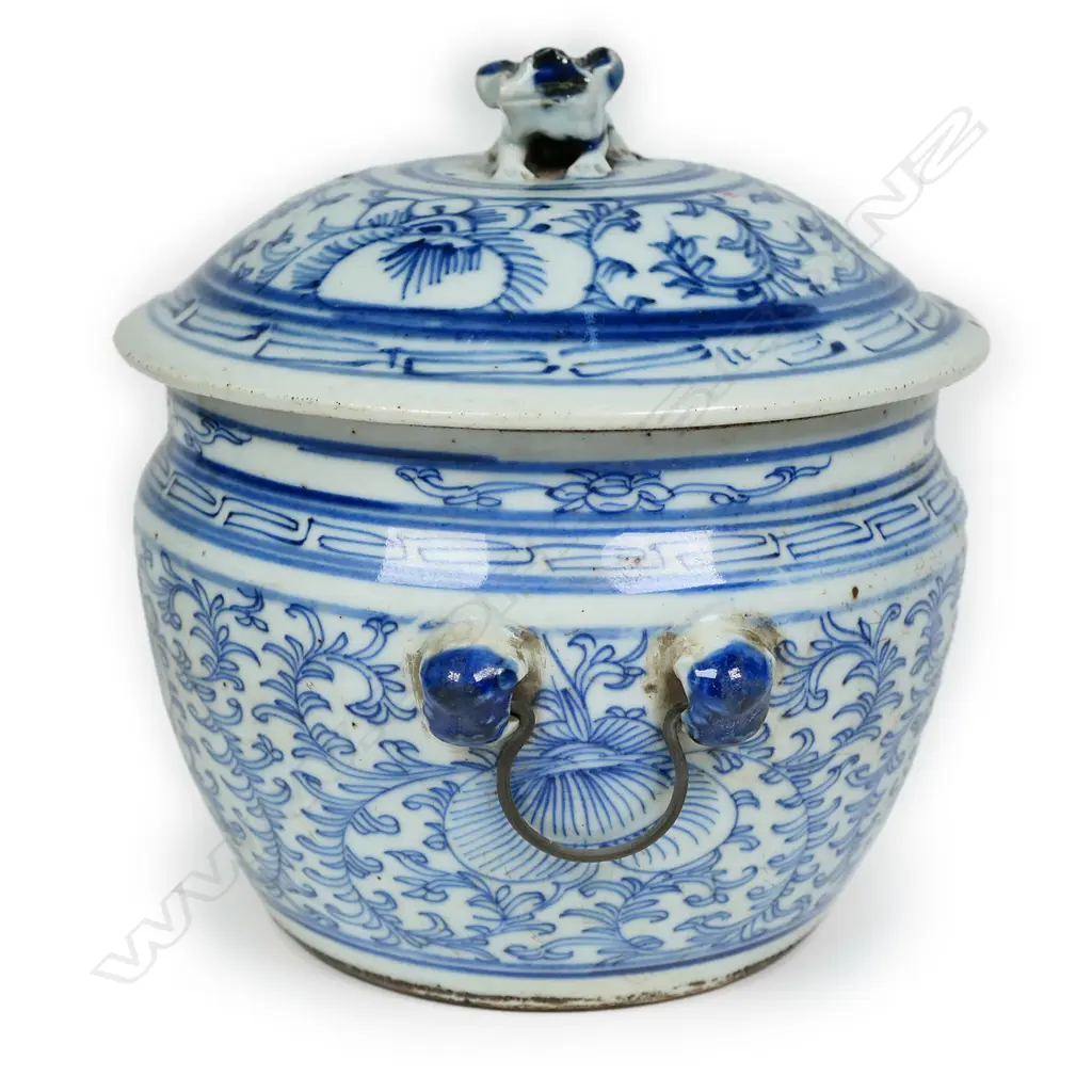 A 19thC Chinese blue and white lidded pot Image 1++