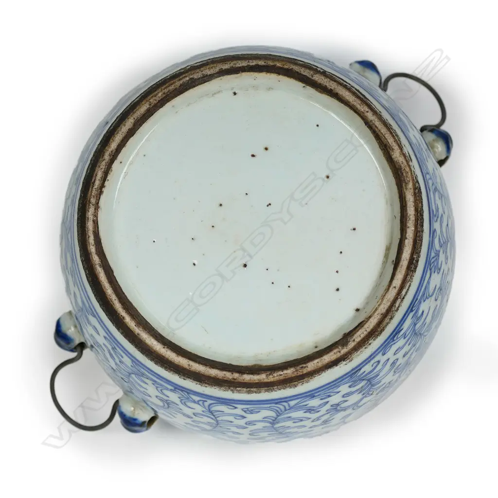 A 19thC Chinese blue and white lidded pot Image 1++