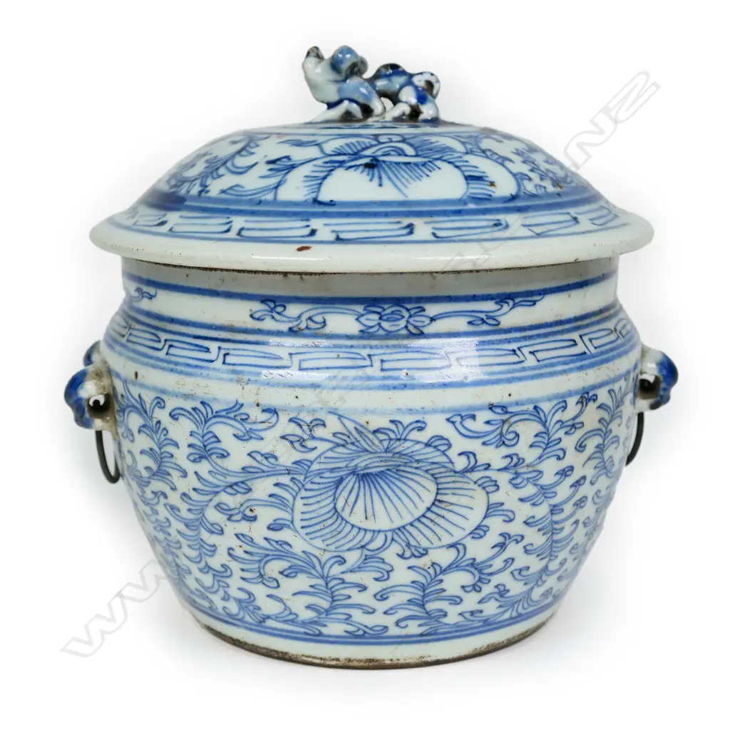 A 19thC Chinese blue and white lidded pot Image 1++