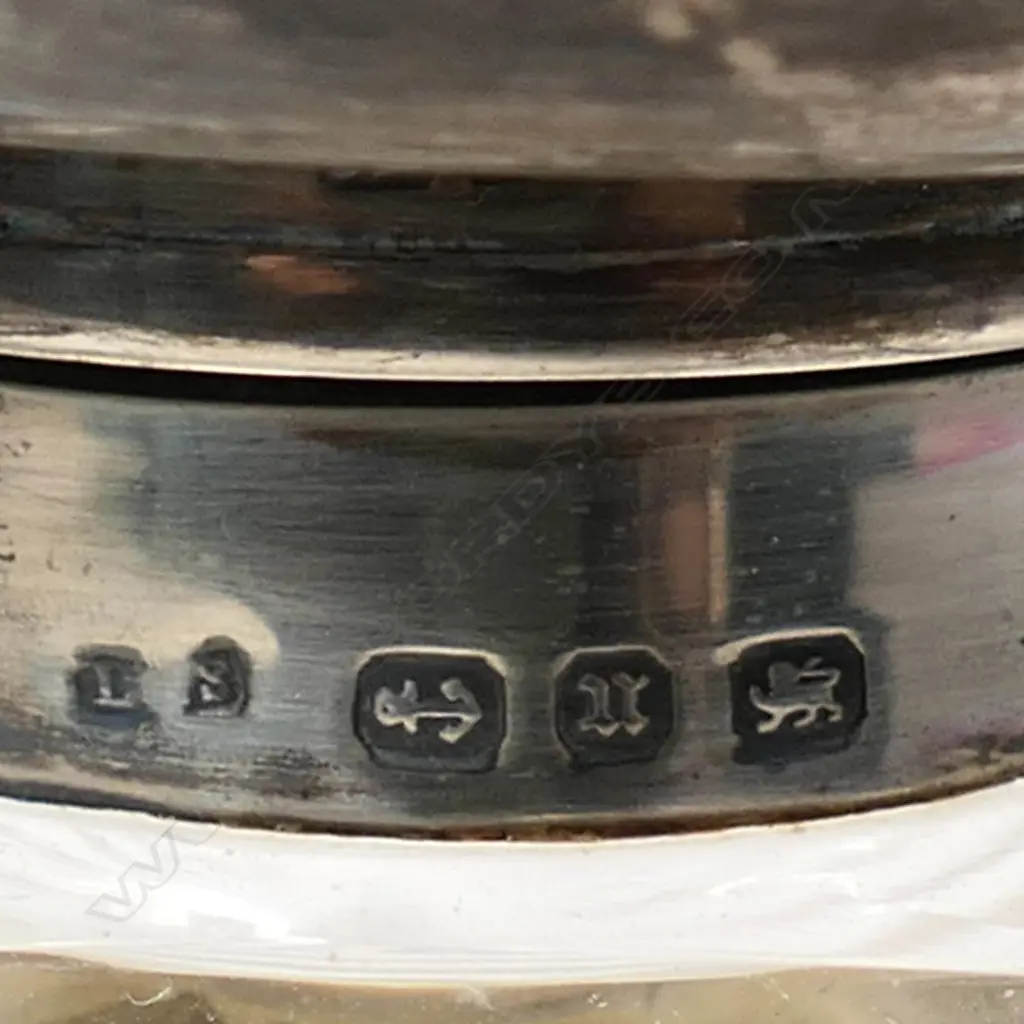 A pair of Victorian silver topped crystal scent bottles Image 1++