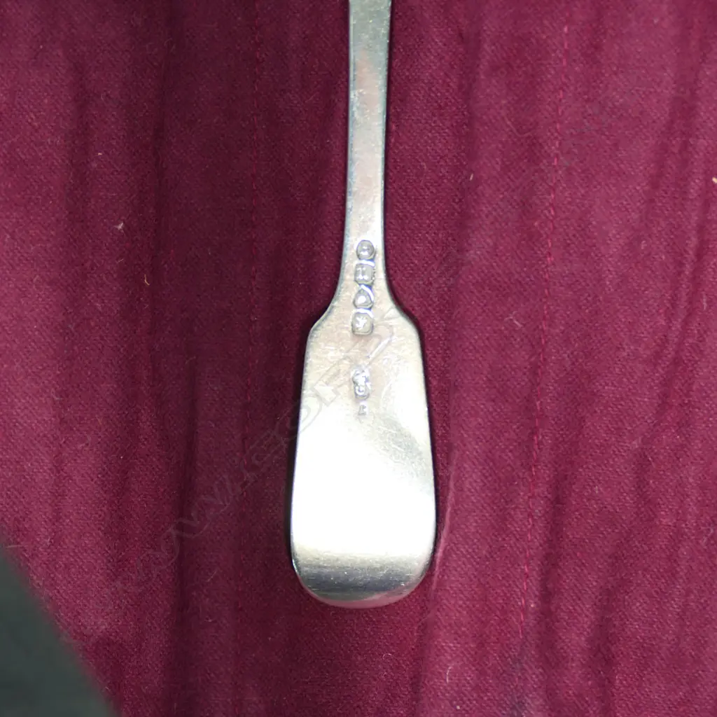 A mixed set of 13 silver dessert forks Image 1++