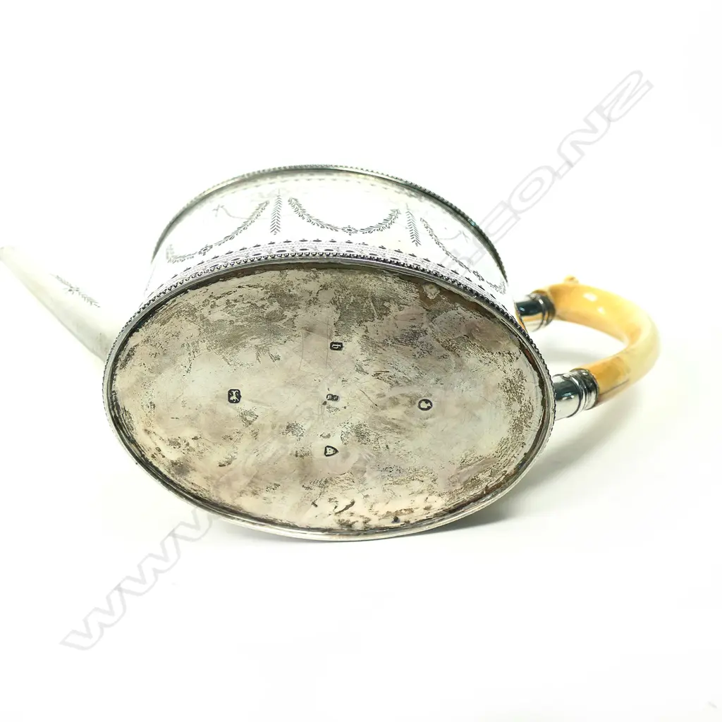 An early Victorian Regency style silver teapot Image 1++