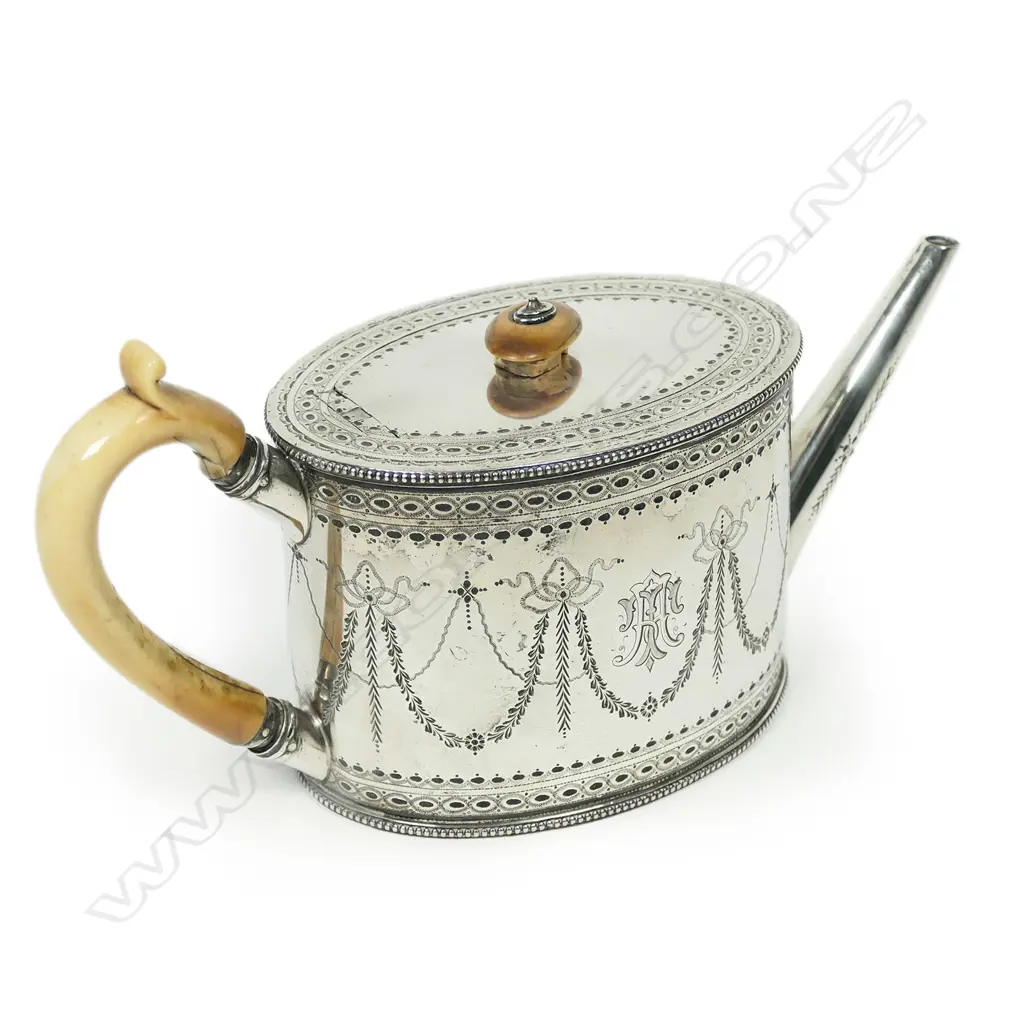 An early Victorian Regency style silver teapot Image 1++