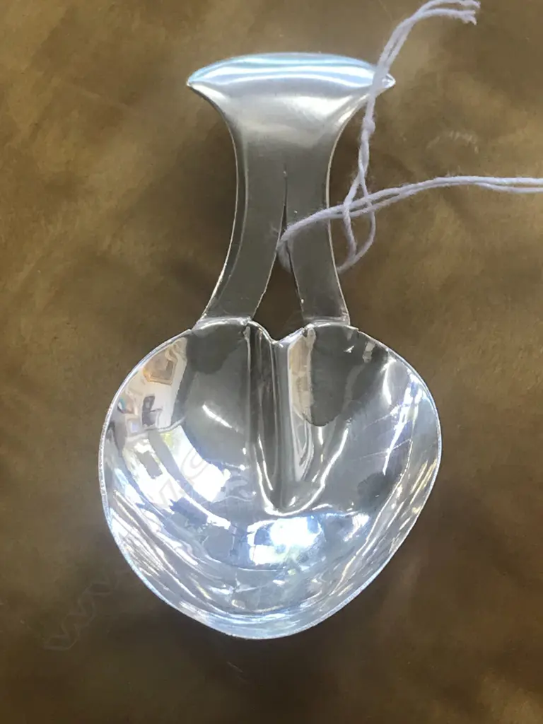 A George III silver tea caddy spoon Image 1++