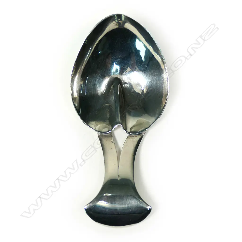 A George III silver tea caddy spoon Image 1++