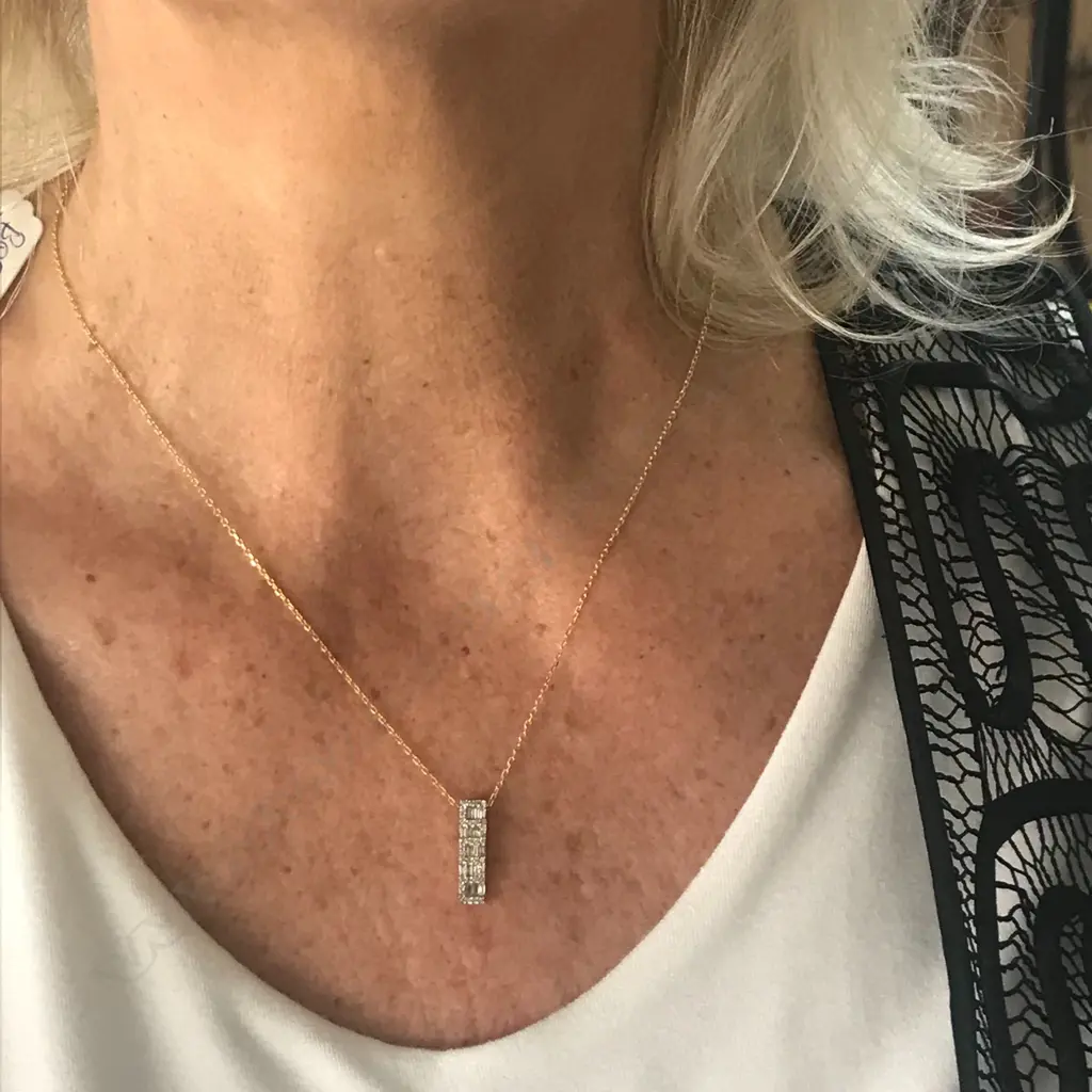 An 18ct yellow gold and diamond pendant on silver chain Image 1++