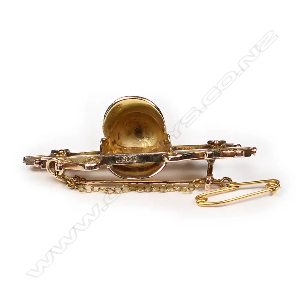 A Victorian 15ct gold bar brooch Image 1++