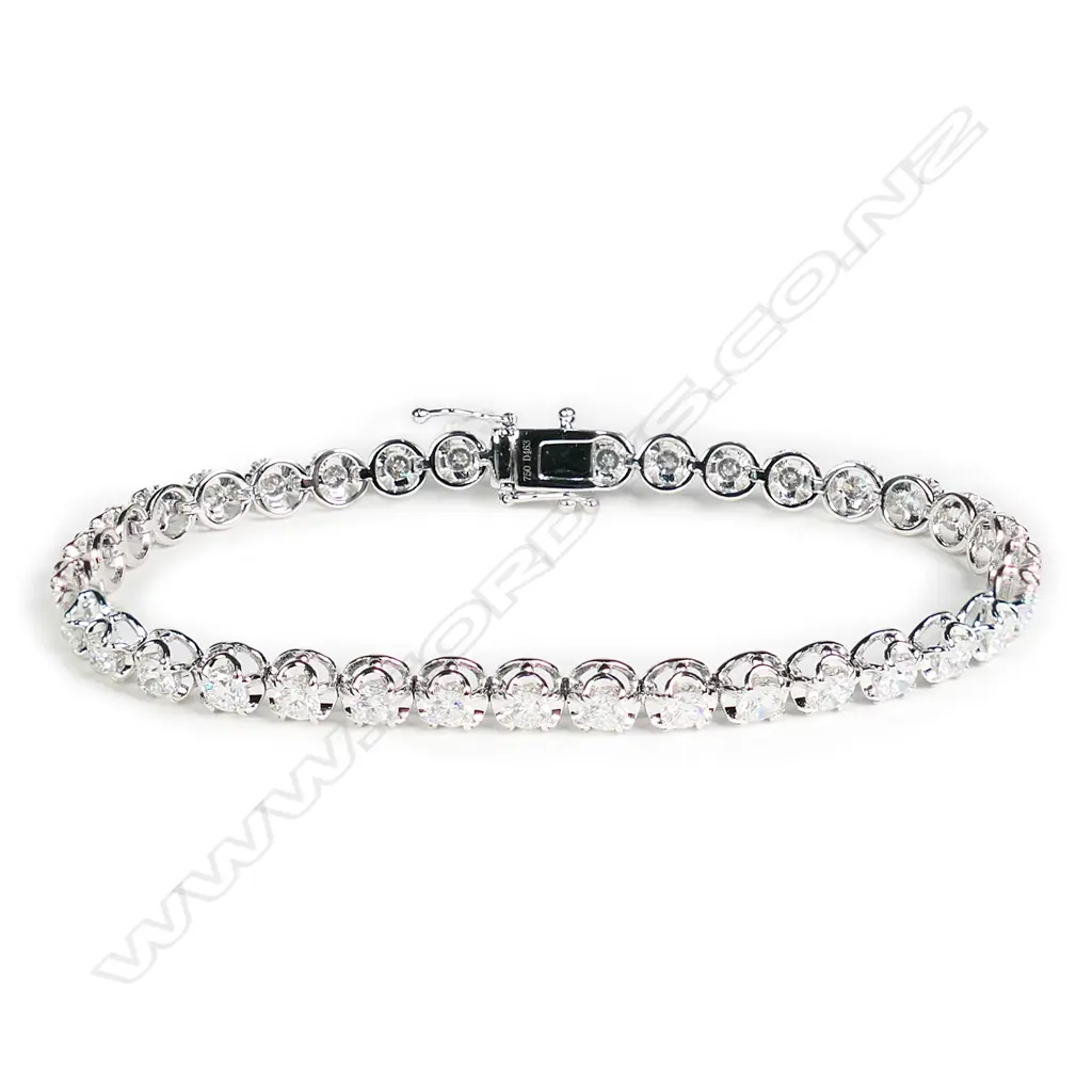 A good 18ct white gold and diamond tennis bracelet Image 1++