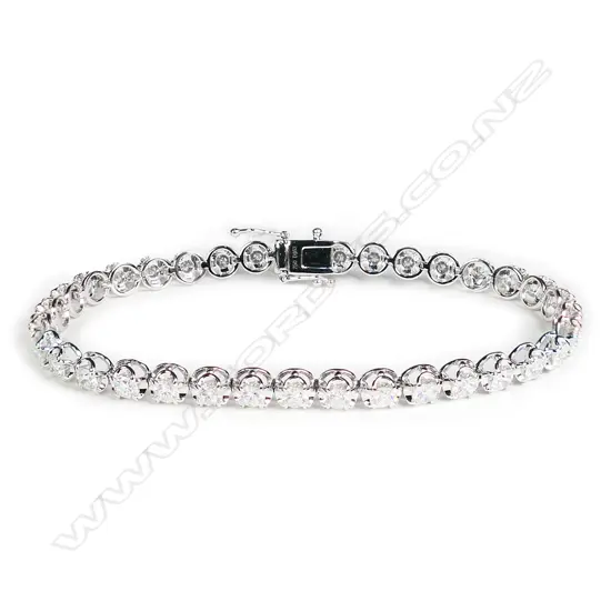 A good 18ct white gold and diamond tennis bracelet