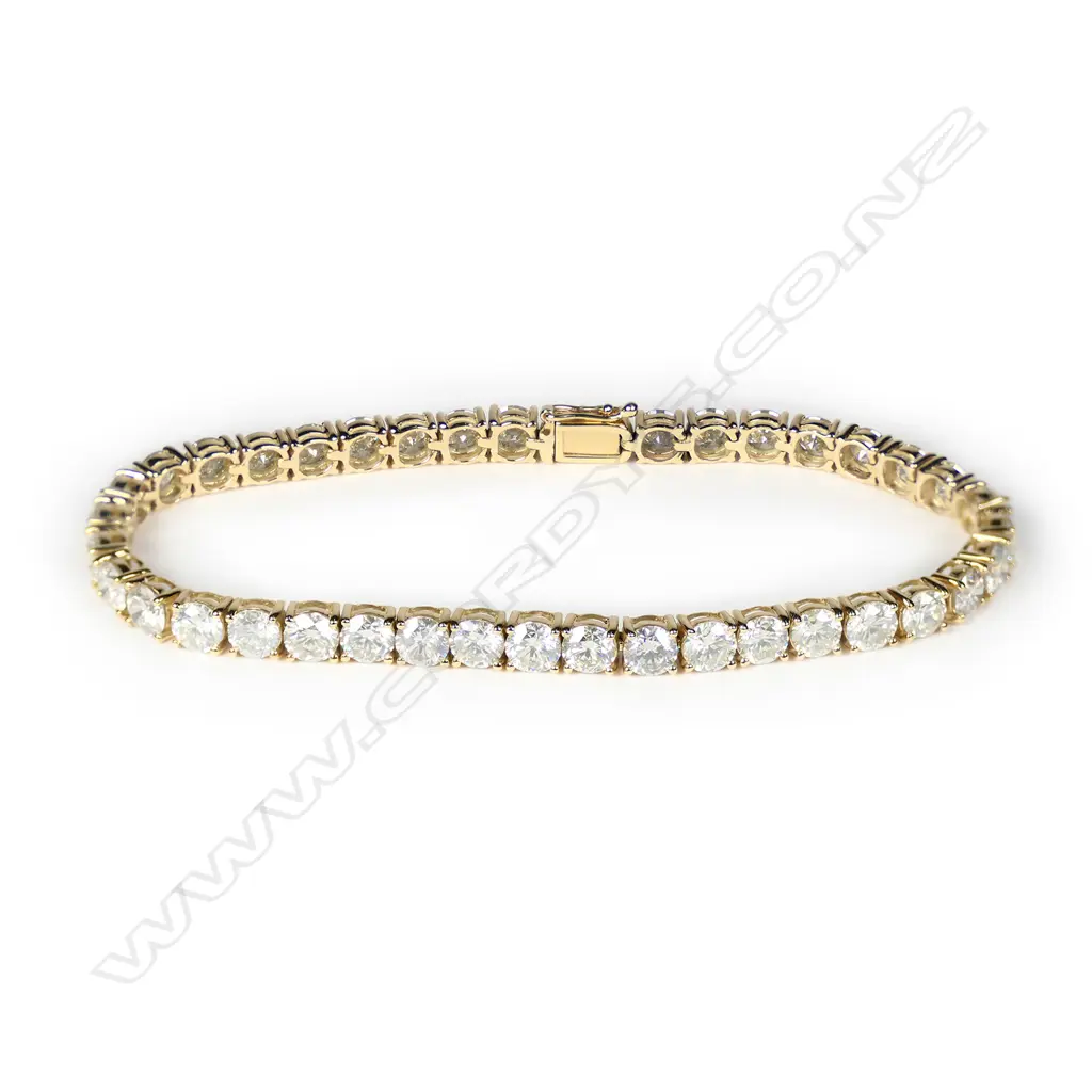 A 14ct yellow gold diamond tennis bracelet Image 1++