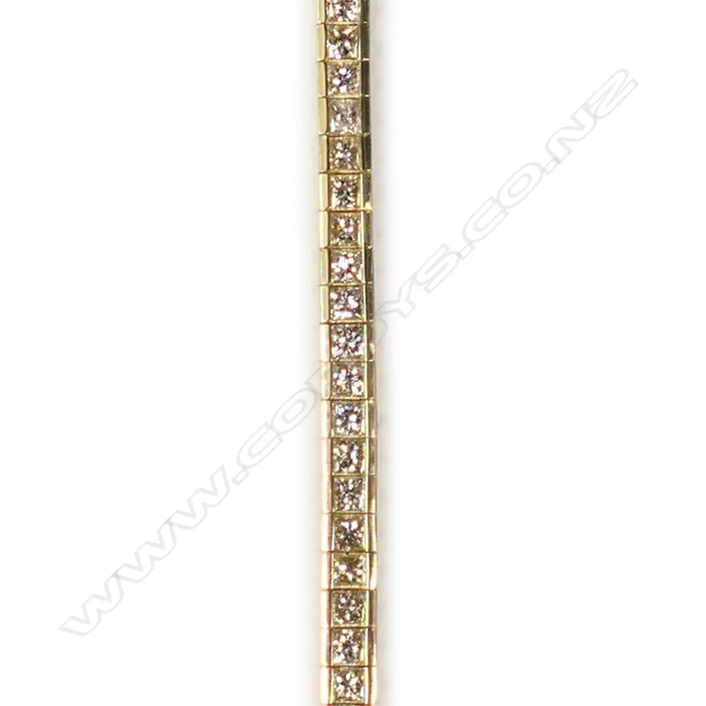 An 18ct yellow gold and diamond tennis bracelet Image 1++