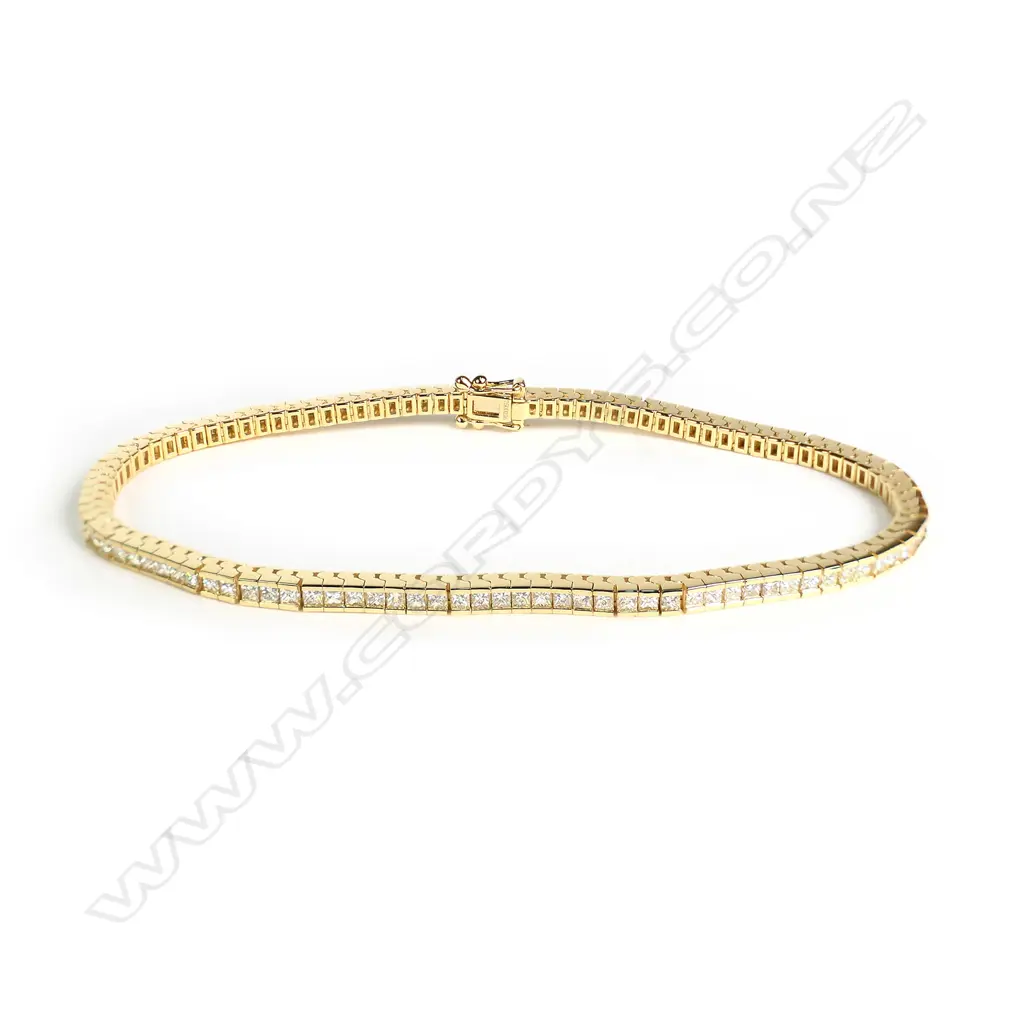 An 18ct yellow gold and diamond tennis bracelet Image 1++