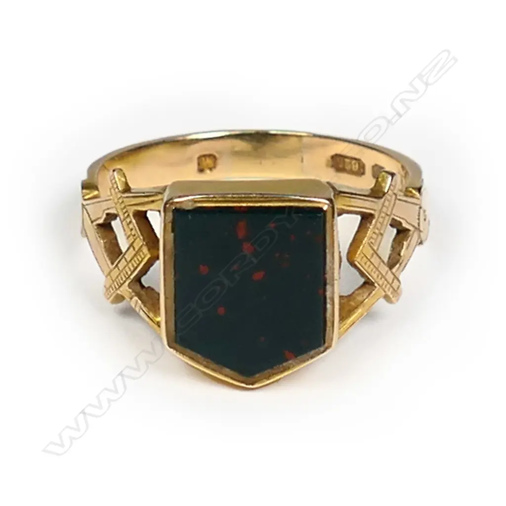 A c.1900 15ct yellow gold Masonic signet ring Image 1++