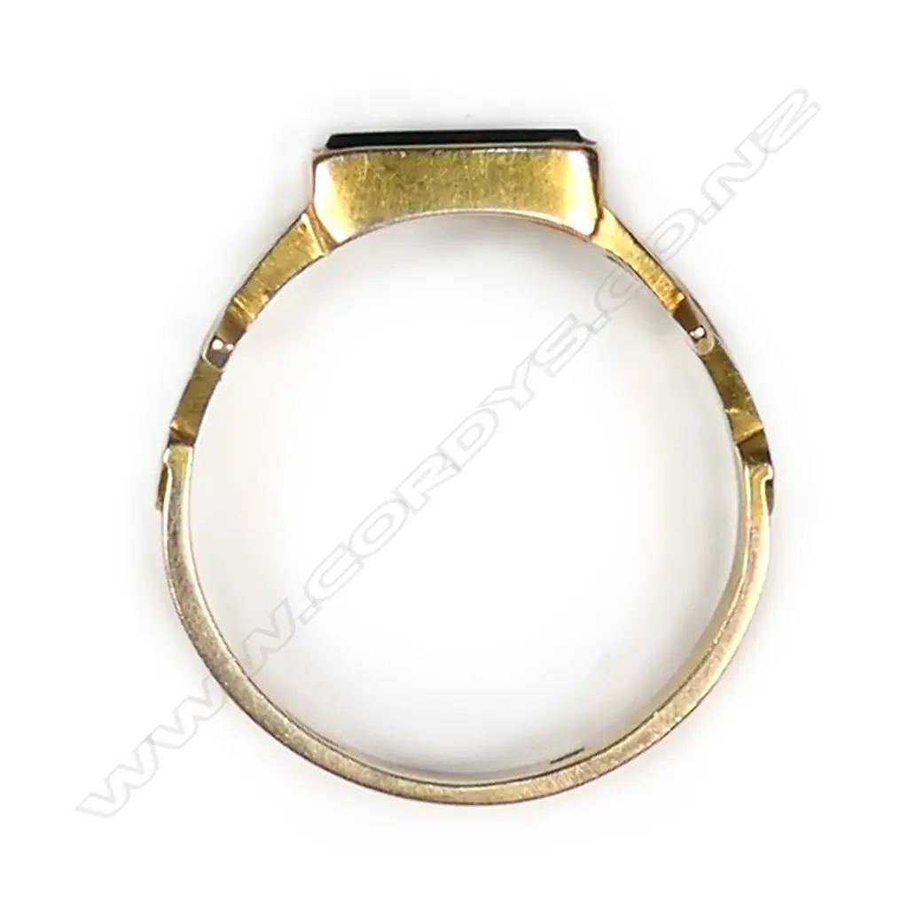 A c.1900 15ct yellow gold Masonic signet ring Image 1++