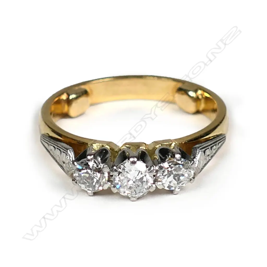 A vintage three stone diamond and 18ct gold ring Image 1++