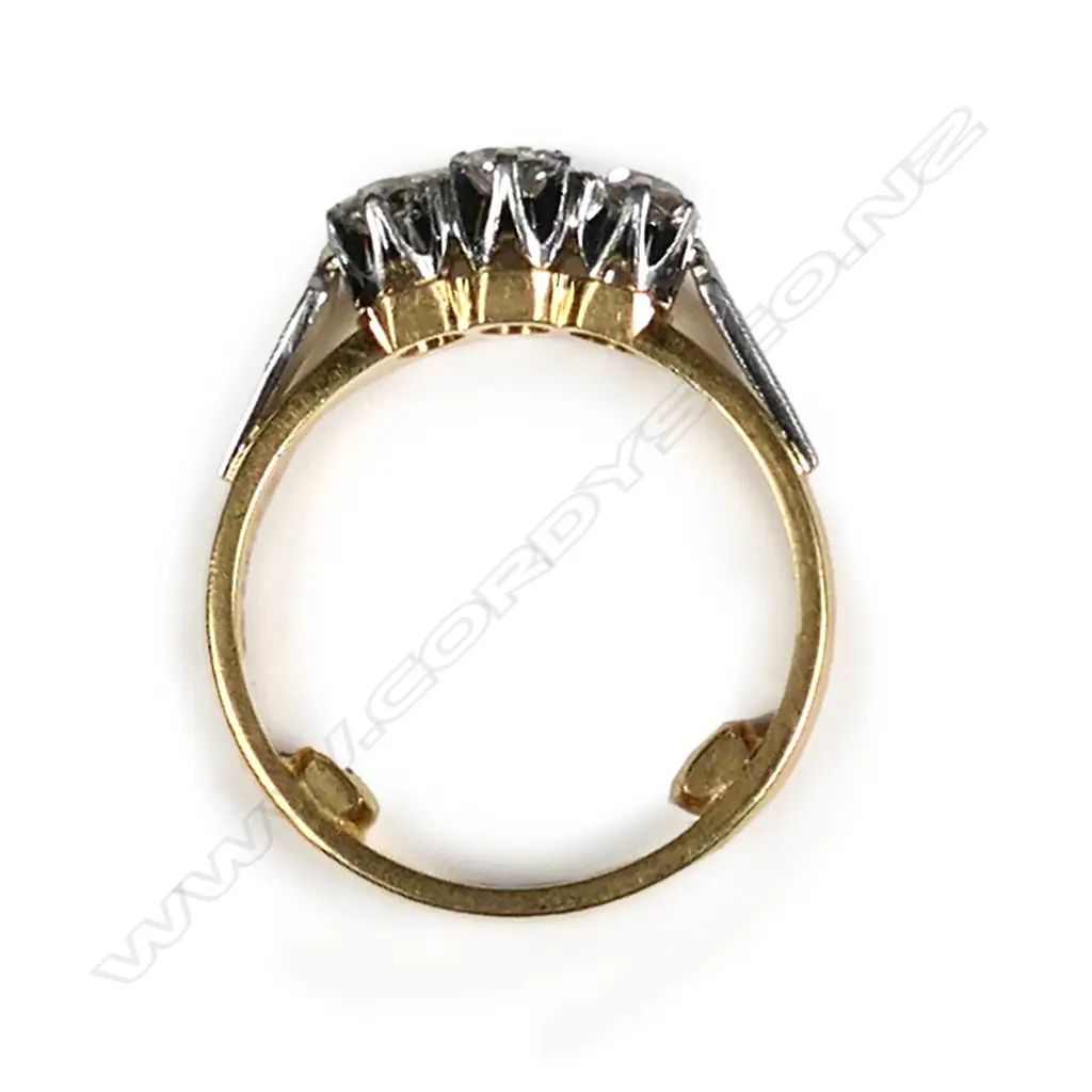 A vintage three stone diamond and 18ct gold ring Image 1++