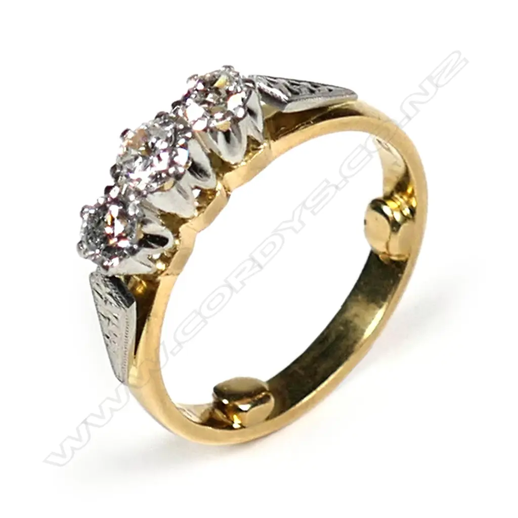A vintage three stone diamond and 18ct gold ring Image 1++