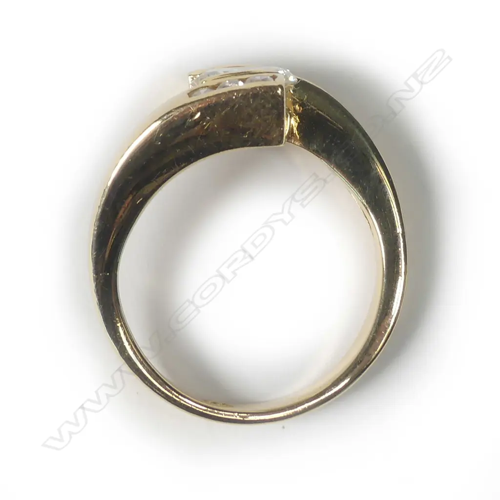 An 18ct gold and diamond ring Image 1++