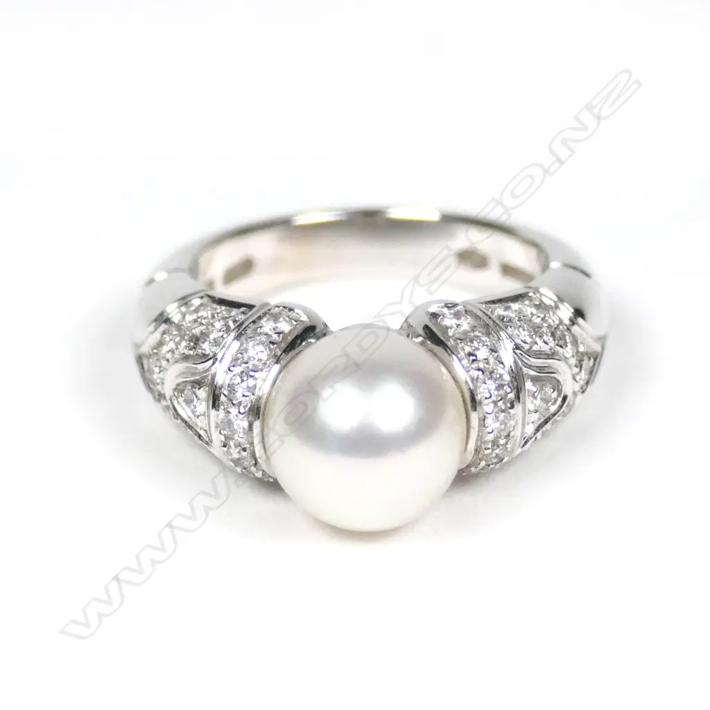 A Bvlgari 18ct white gold pearl and diamond ring Image 1++