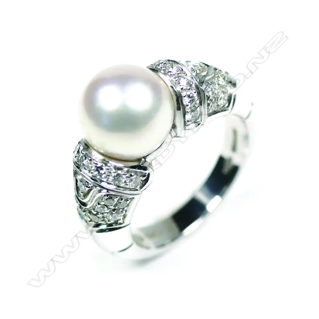 A Bvlgari 18ct white gold pearl and diamond ring Image 1++