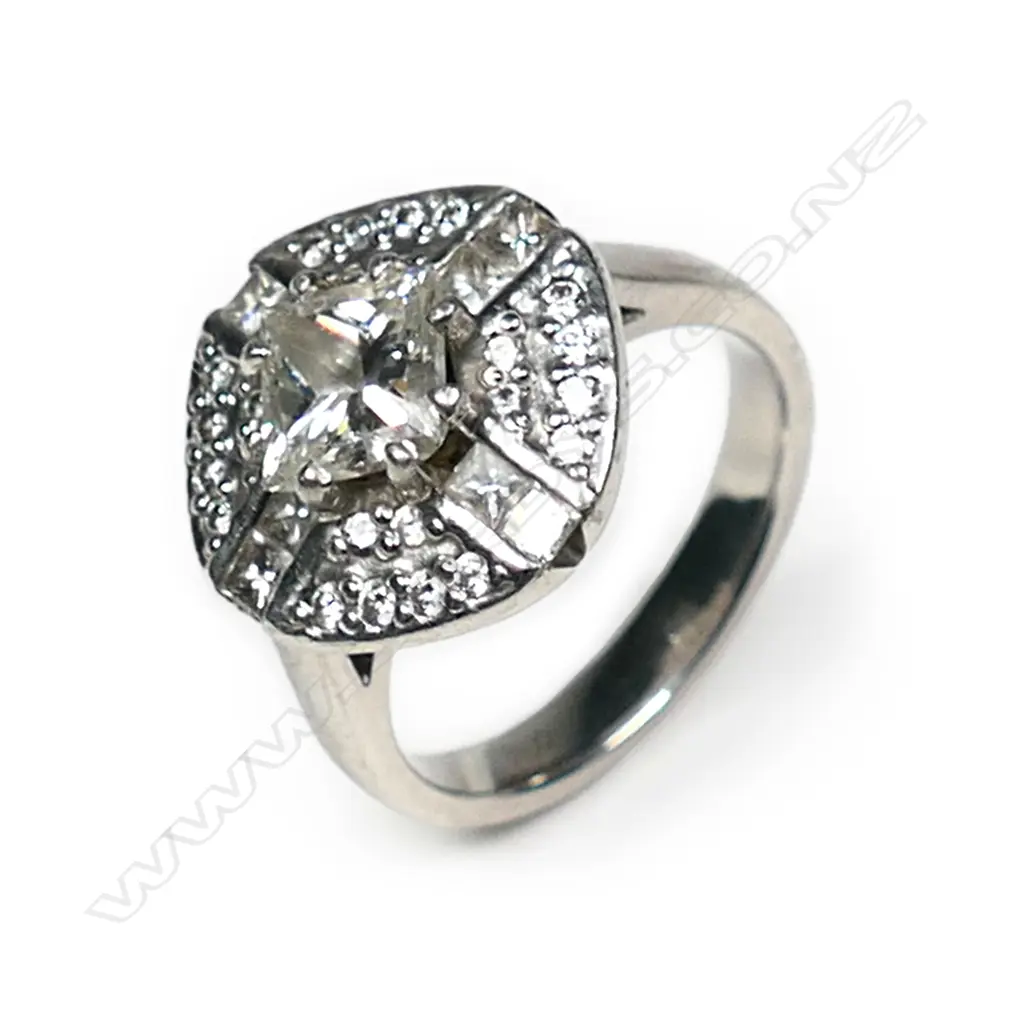 An impressive diamond dress ring in platinum Image 1++
