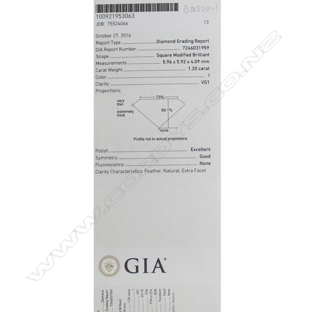 An impressive diamond dress ring in platinum Image 1++