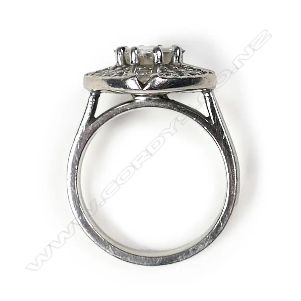 An impressive diamond dress ring in platinum Image 1++