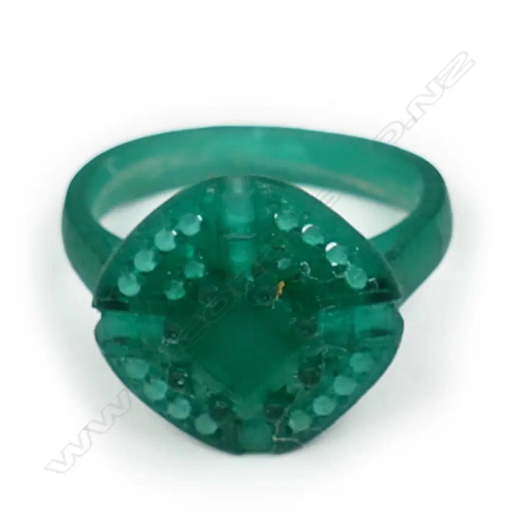 An impressive diamond dress ring in platinum Image 1++