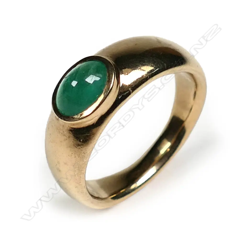 A 9ct gold and emerald ring Image 1++