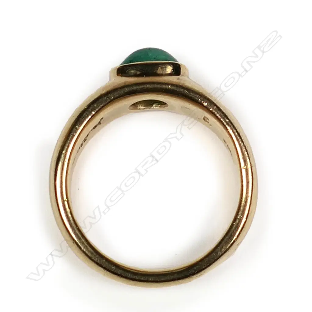 A 9ct gold and emerald ring Image 1++