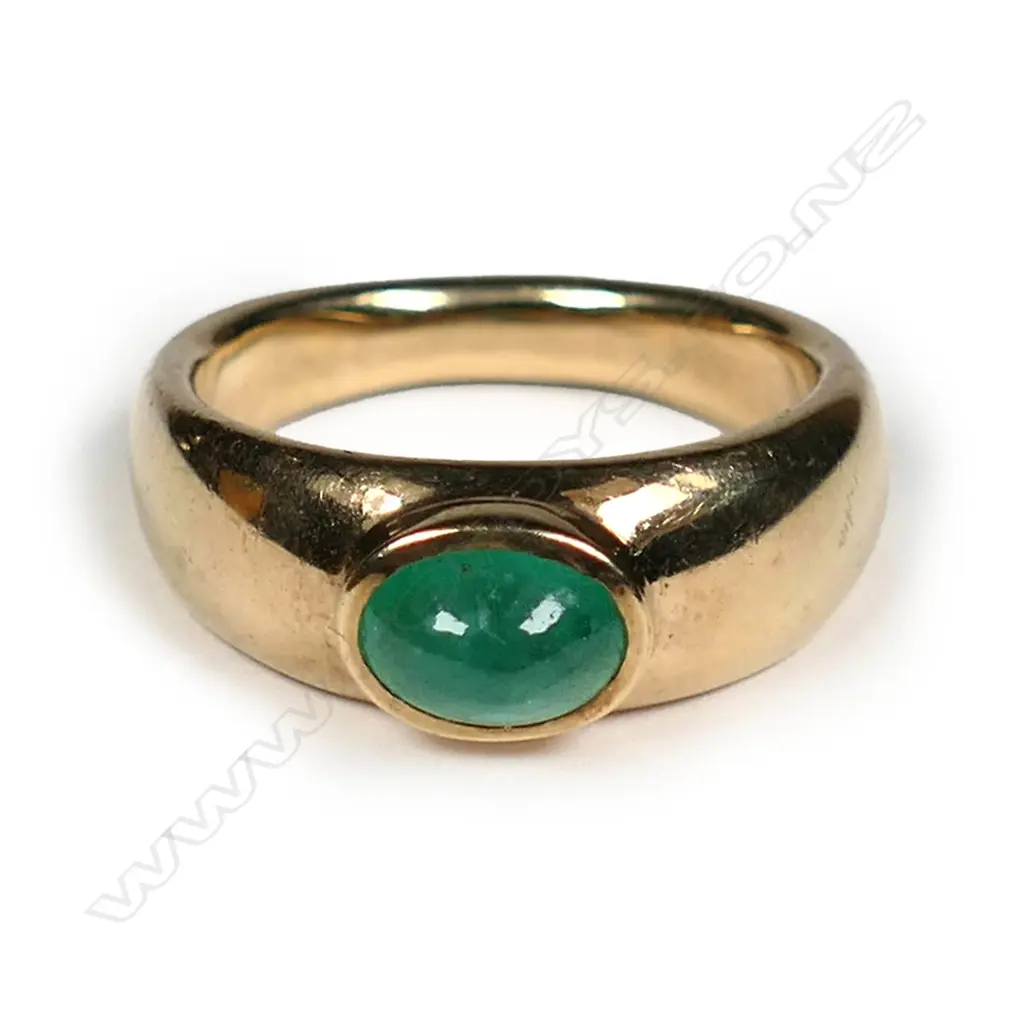 A 9ct gold and emerald ring Image 1++
