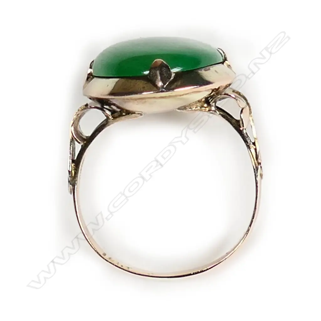 An 18ct gold jadeite and diamond suite Image 1++