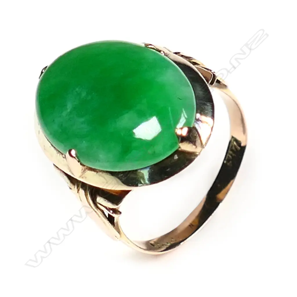 An 18ct gold jadeite and diamond suite Image 1++