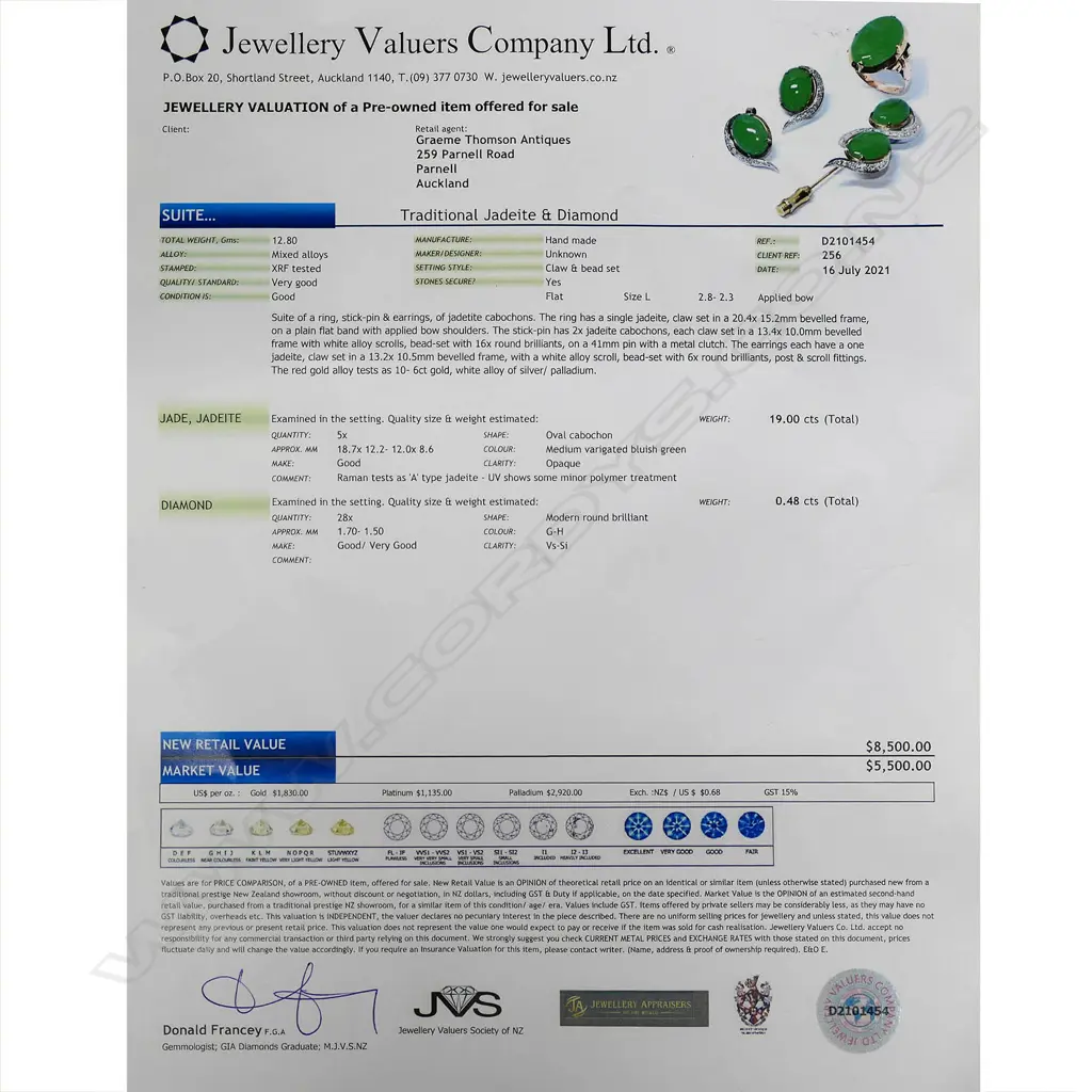 An 18ct gold jadeite and diamond suite Image 1++