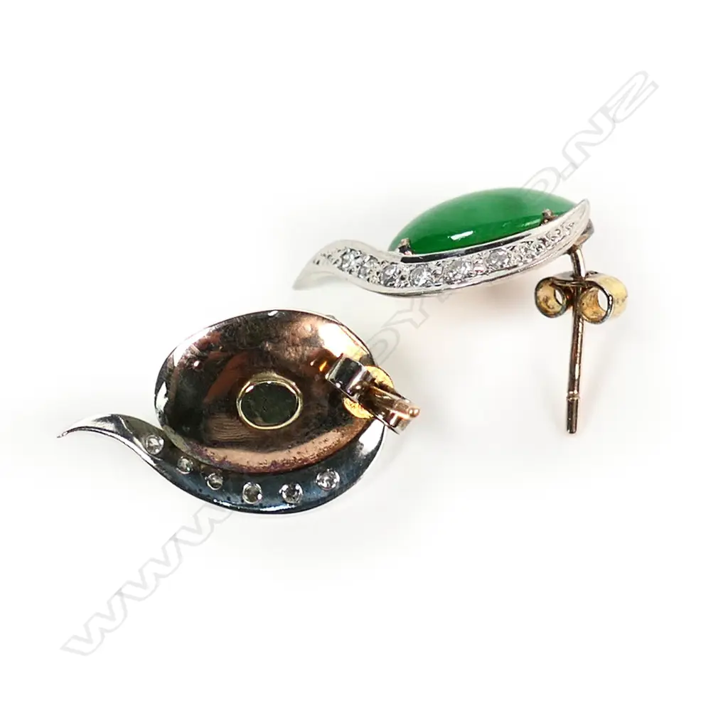 An 18ct gold jadeite and diamond suite Image 1++