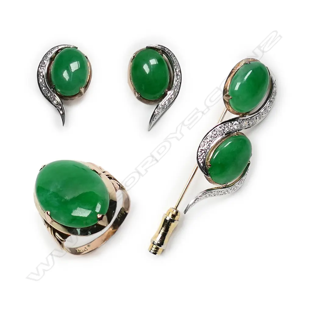An 18ct gold jadeite and diamond suite Image 1++