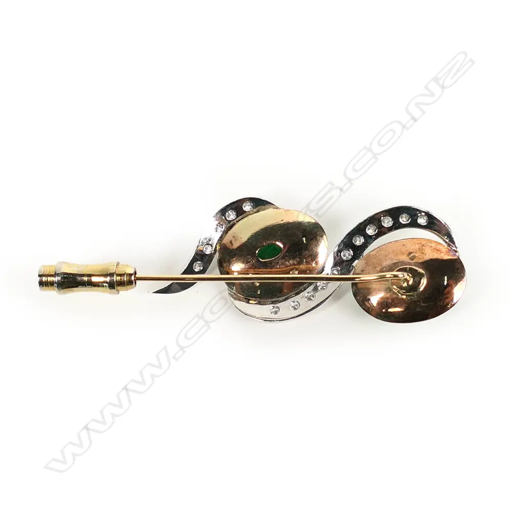 An 18ct gold jadeite and diamond suite Image 1++