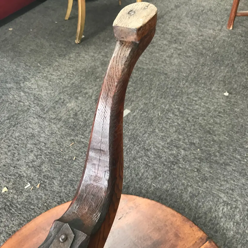 A Georgian oak tilt-top wine table Image 1++