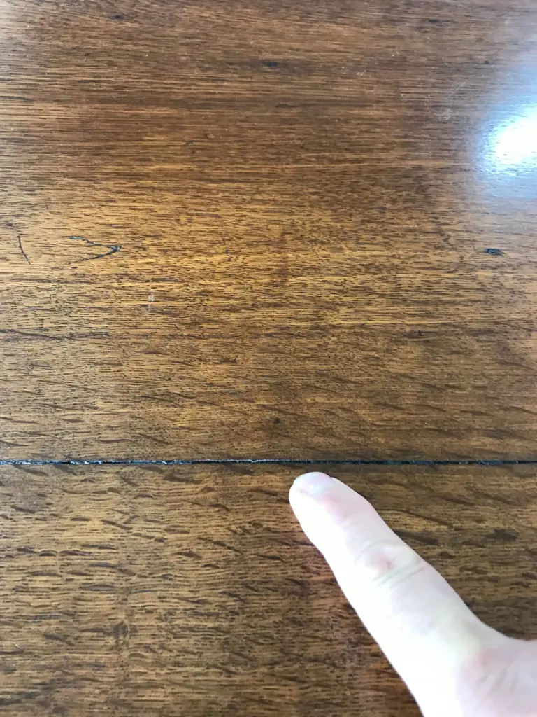 A Georgian oak tilt-top wine table Image 1++