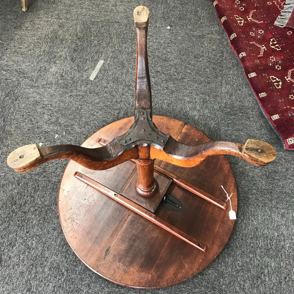 A Georgian oak tilt-top wine table Image 1++