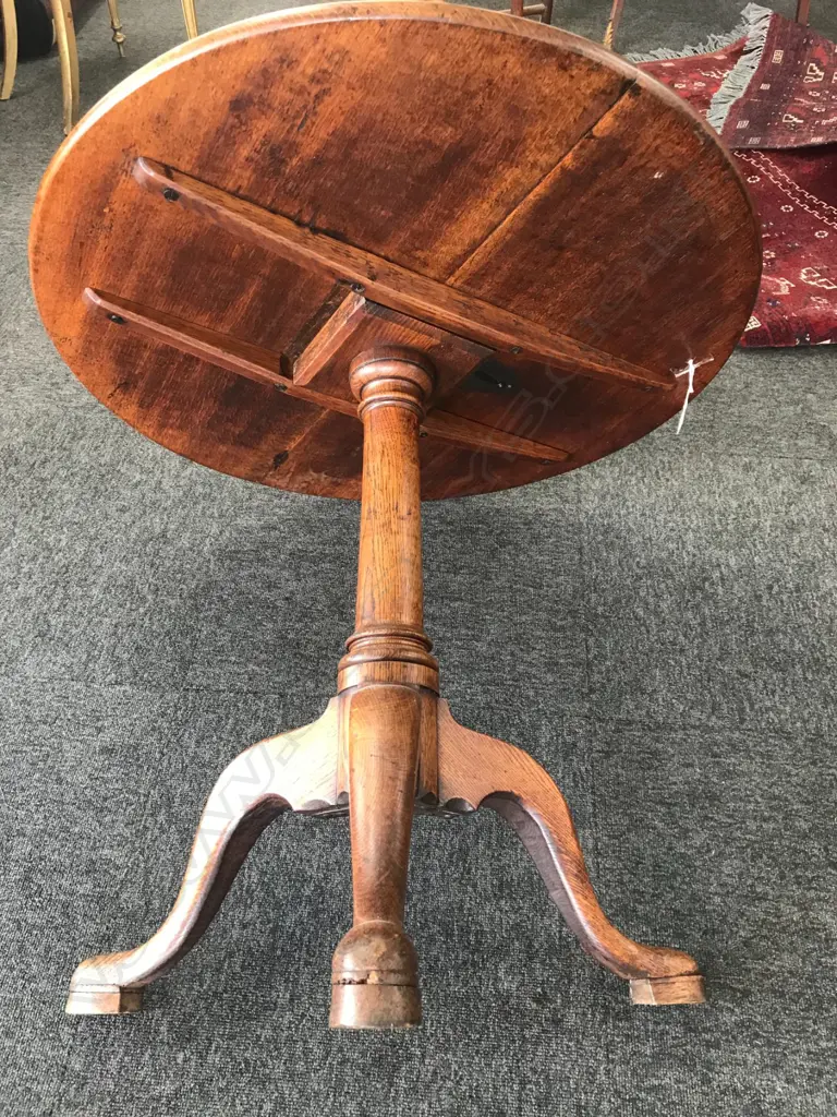 A Georgian oak tilt-top wine table Image 1++