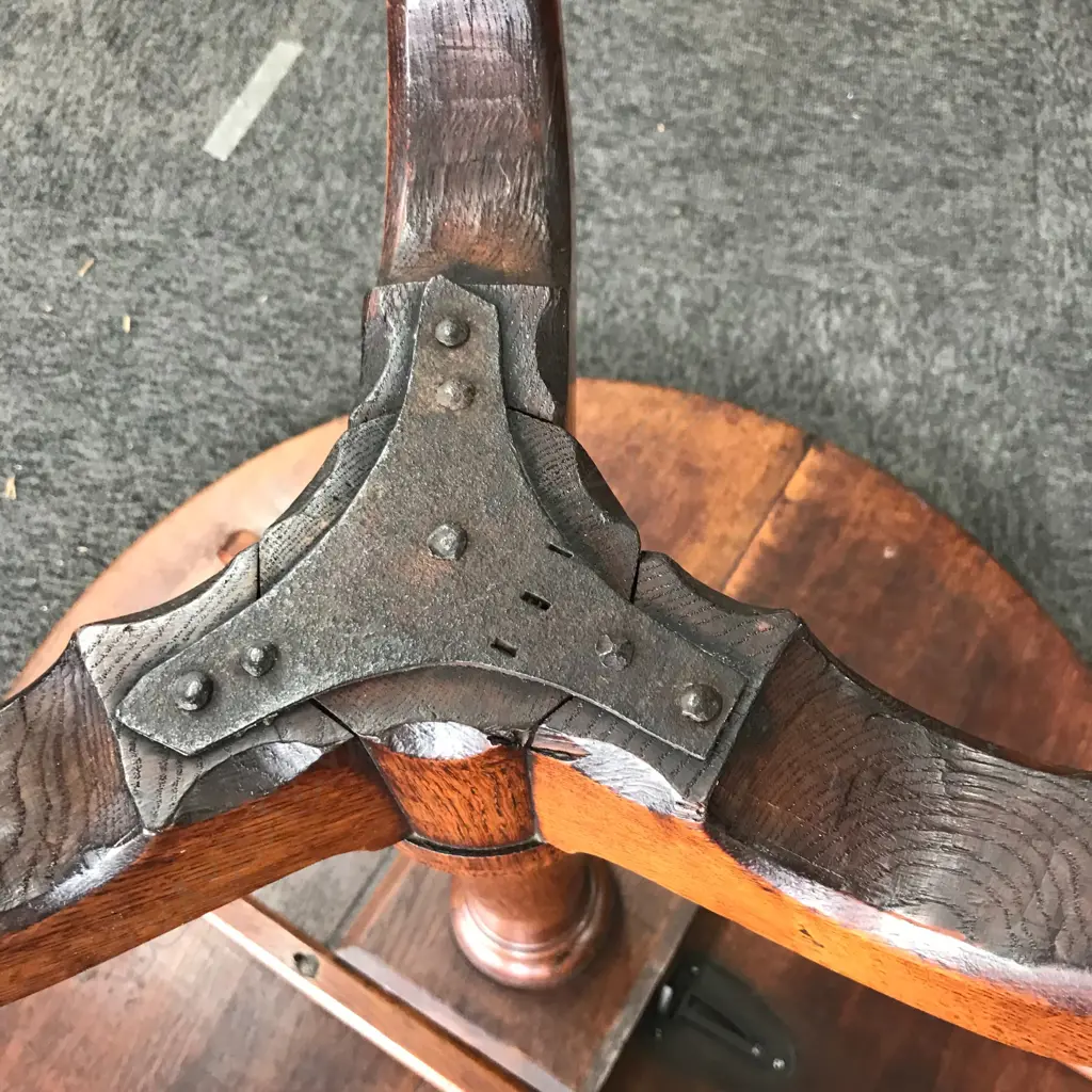 A Georgian oak tilt-top wine table Image 1++