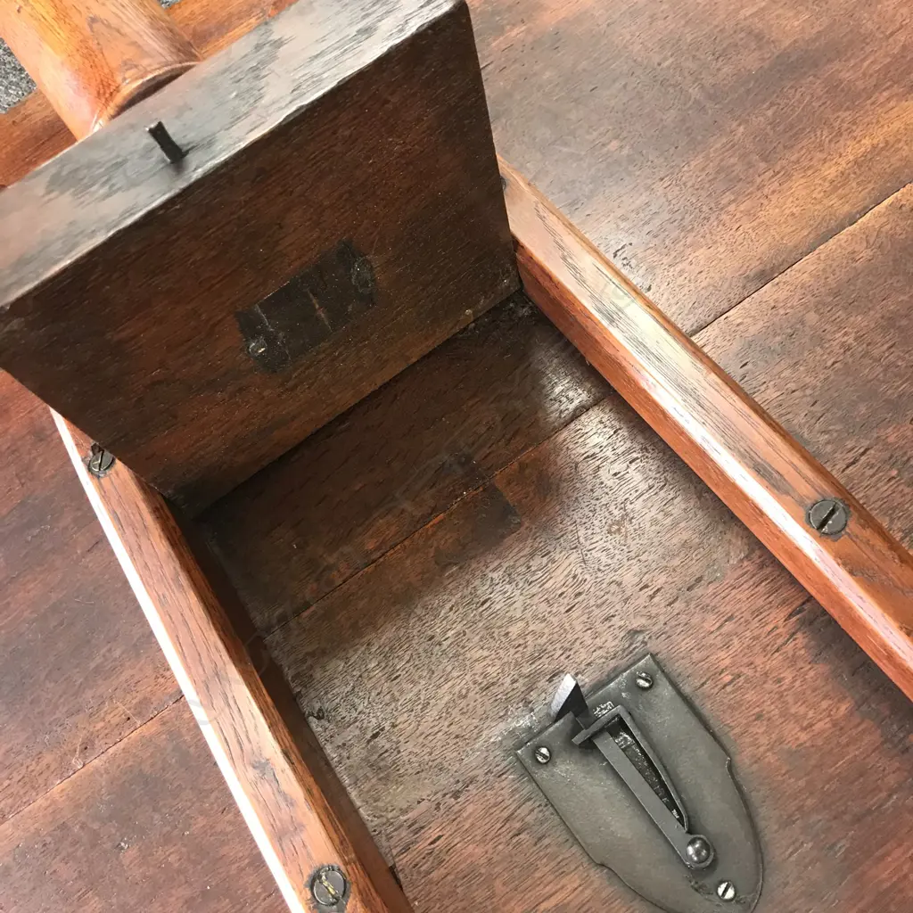 A Georgian oak tilt-top wine table Image 1++